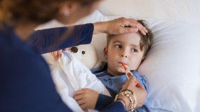 Γονείς προσοχή! H3N2: Οι κίνδυνοι, τα συμπτώματα και η πρόληψη για τη νέα γρίπη στα παιδιά – Συμβουλές από έναν ειδικό
