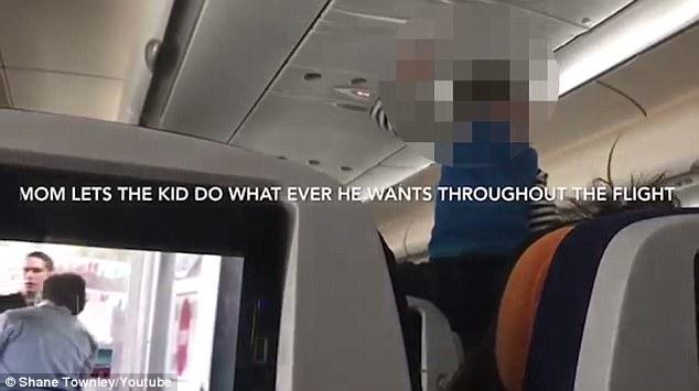Eπιβάτης αεροπλάνου κατέγραψε παιδί που τσίριζε «δαιμονικά» επί 8 ώρες μέσα σε πτήση. Η αντίδραση της μητέρας προκάλεσε αντιδράσεις!