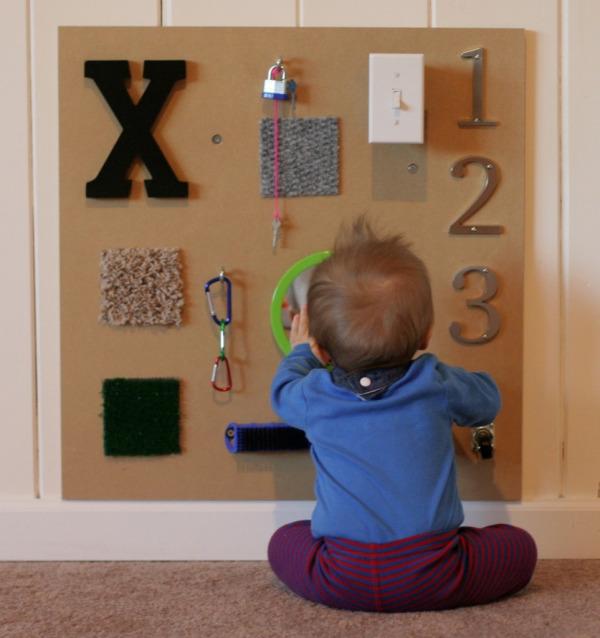 Φτιάξτε εύκολα μόνοι σας παιχνίδια για μωρά με υλικά που έχετε στο σπίτι σας!