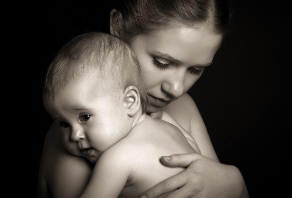 Είναι σημαντική η αγκαλιά για τα νεογέννητα και τα βρέφη;