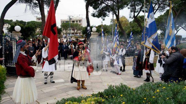 Απίστευτο περιστατικό στο Αίγιο! Άντρας με φουστανέλα πυροβόλησε με καρυοφίλι φωτογράφο στην παρέλαση 2 αιγιο ανδρας με καριοφιλι1
