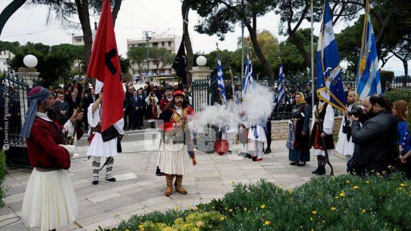 Απίστευτο περιστατικό στο Αίγιο! Άντρας με φουστανέλα πυροβόλησε με καρυοφίλι φωτογράφο στην παρέλαση 3 αιγιο ανδρας με καριοφιλι2