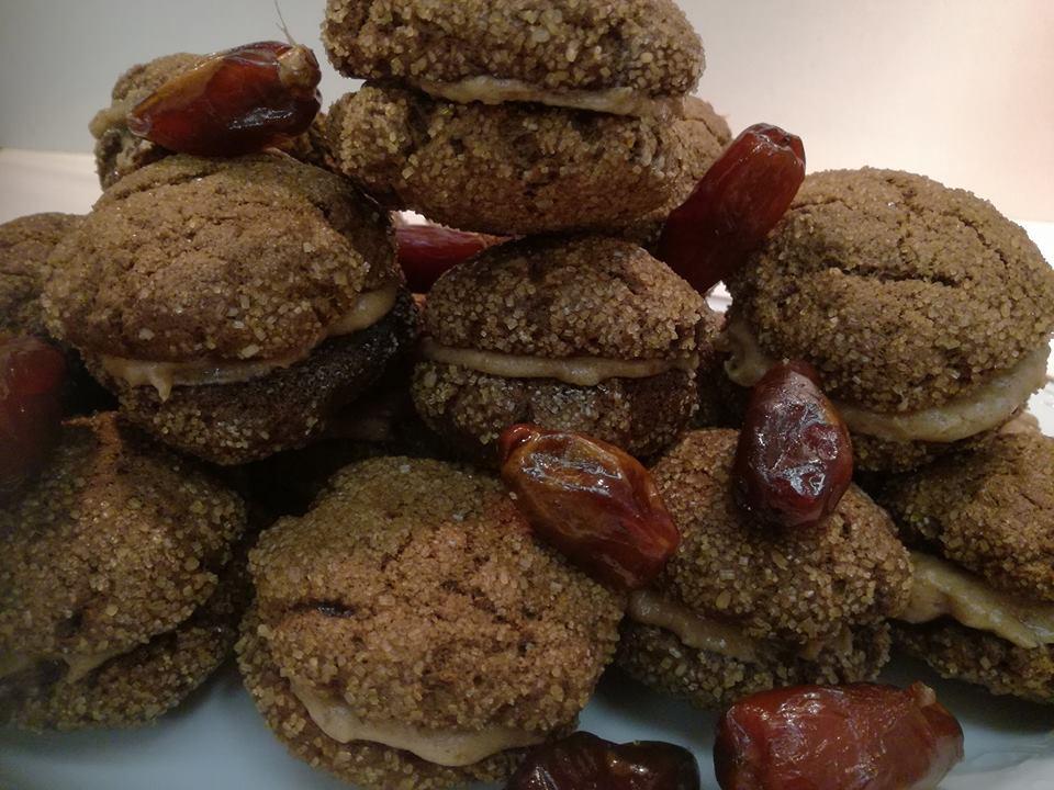 πεντανόστιμα, διαφορετικά και νηστίσιμα - vegan μπισκοτάκια με χαρουπάλευρο γεμιστά με μπανάνα και χουρμάδες. 4 μπισκοτα με χαρουπαλευρο2