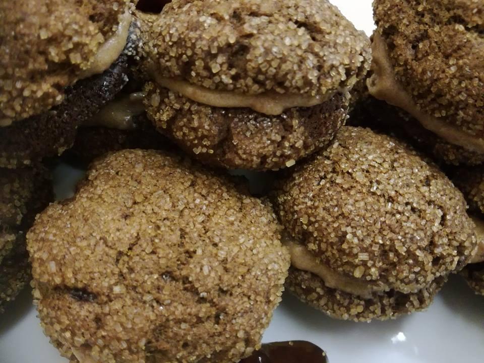 πεντανόστιμα, διαφορετικά και νηστίσιμα - vegan μπισκοτάκια με χαρουπάλευρο γεμιστά με μπανάνα και χουρμάδες. 5 μπισκοτα με χαρουπαλευρο3