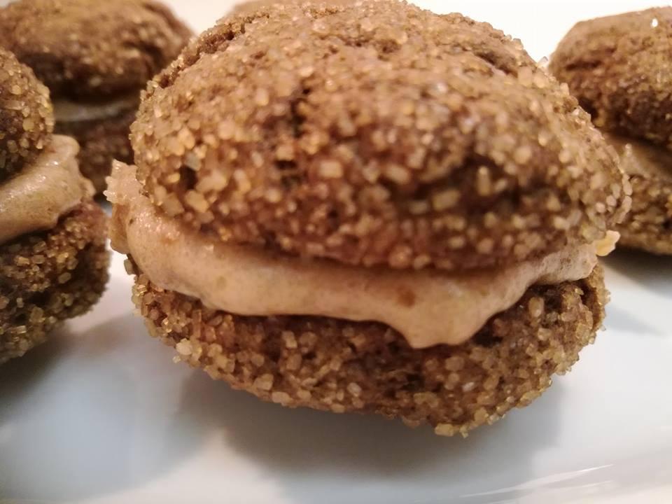 πεντανόστιμα, διαφορετικά και νηστίσιμα - vegan μπισκοτάκια με χαρουπάλευρο γεμιστά με μπανάνα και χουρμάδες. 2 μπισκοτα με χαρουπαλευρο