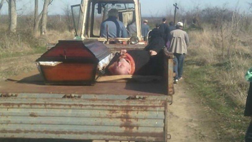 Απίστευτο περιστατικό!!Παπάς ήπιε τόσο που κοιμήθηκε και τον πήγαν στην κηδεία με τρακτέρ μαζί με το φέρετρο! (pics) 3 παπας ηπιε τοσο