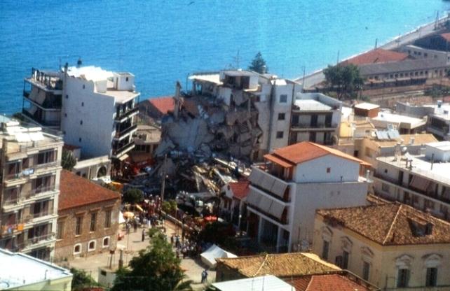 Ο Σπύρος Χαριτάτος συγκλονίζει: «Έψαχνα τους γονείς μου και τα αδέλφια μου στα χαλάσματα» 3 χαριτατος συγκλονιζει2
