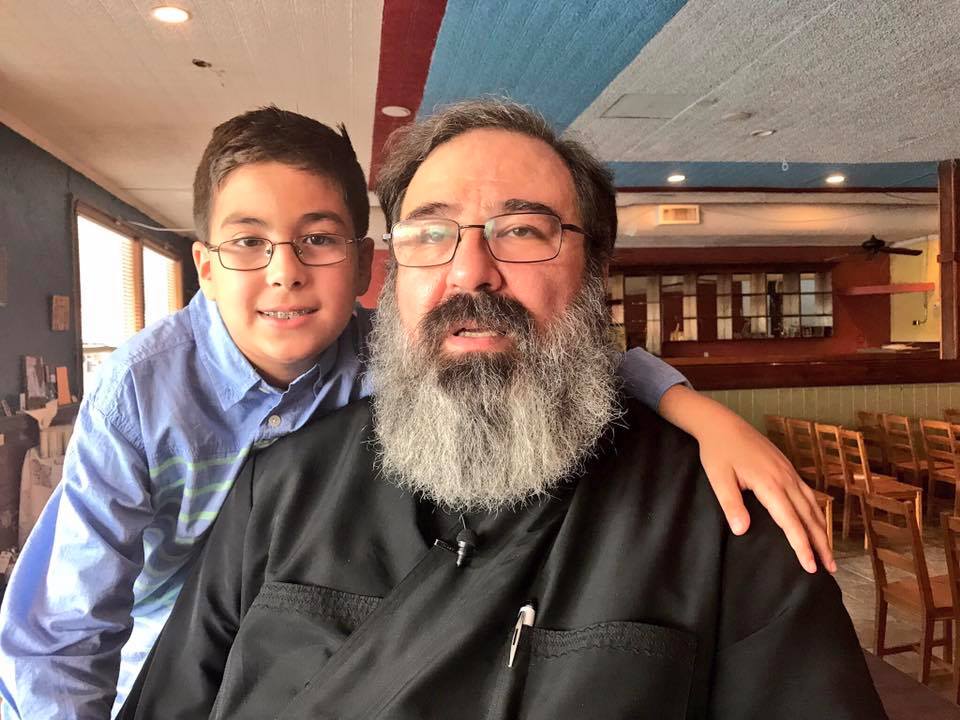 Ο 11 χρονος που είναι ιδιοφυϊα, και γιος Ελληνορθόδοξου ιερέα απαντάει στον Χόκινγκ: «Κι όμως υπάρχει Θεός»