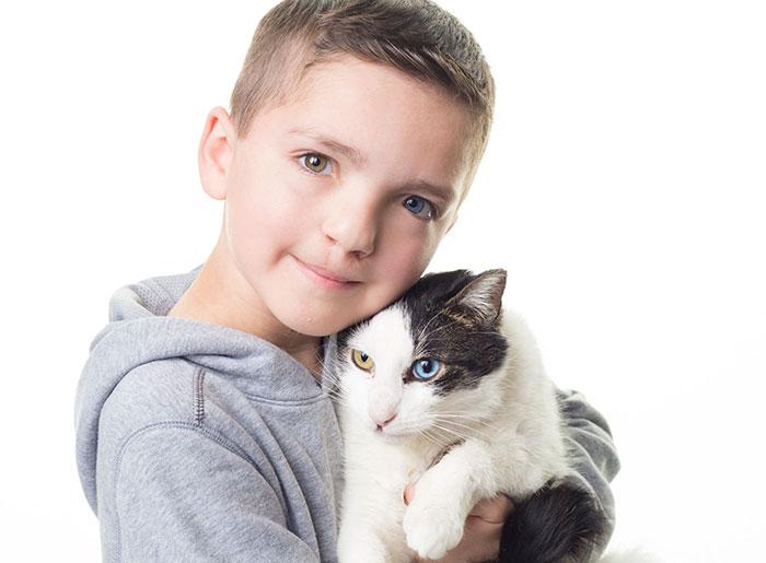 Αυτό το 7χρονο αγοράκι δεχόταν bullying για την εμφάνισή του μέχρι που βρήκε ένα γάτο ίδιο με αυτόν