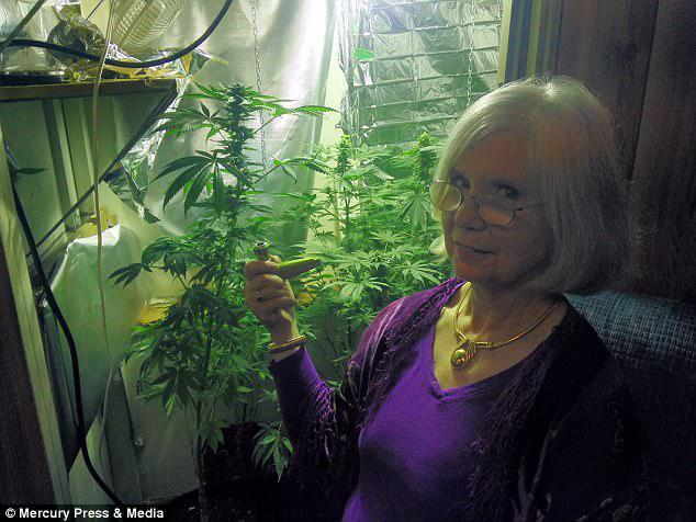 Μια 70χρονη γιαγιά καπνίζει κάνναβη για πέντε δεκαετίες και λέει πως είναι το μυστικό για την καλή της υγεία.