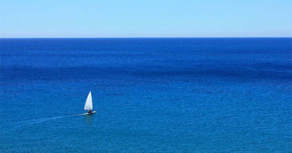 Γιατί η θάλασσα έχει χρώμα ενώ το νερό είναι διάφανο;
