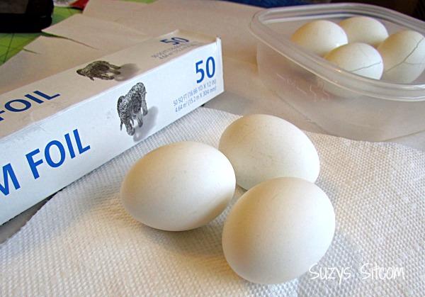 Διακοσμήστε τα αυγά σας εύκολα και οικονομικά με αλουμινόχαρτο!
