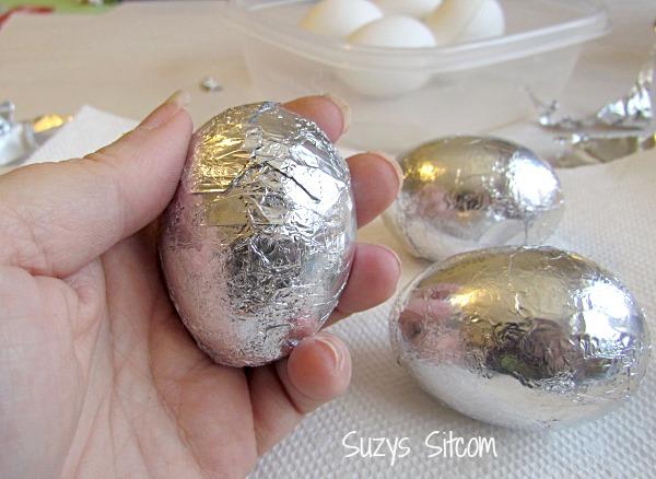 Διακοσμήστε τα αυγά σας εύκολα και οικονομικά με αλουμινόχαρτο!