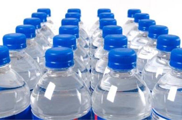 Πάνω από το 90% των μπουκαλιών εμφιαλωμένου νερού περιέχουν μικροσκοπικά κομμάτια πλαστικού,