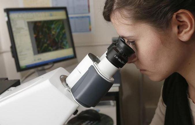 επιστήμονας-κοιτάζει-μέσα-από-μικροσκόπιο