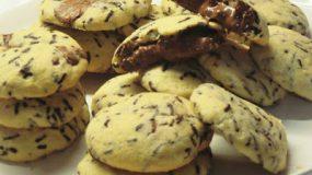 Εύκολα Cookies με σοκολάτα και γέμιση μερέντας