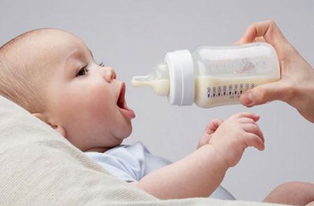 Μπορεί το “ξένο” γάλα να ενισχύσει το μητρικό θηλασμό; Τι απαντά νέα έρευνα