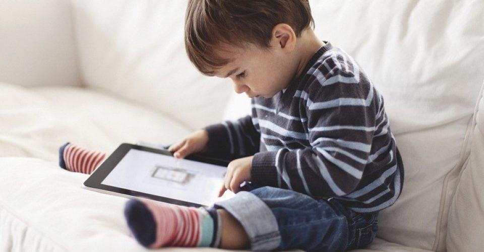 Πρόσφατη έρευνα: Τα παιδιά που παίζουν με κινητά και τάμπλετ αργούν να μιλήσουν