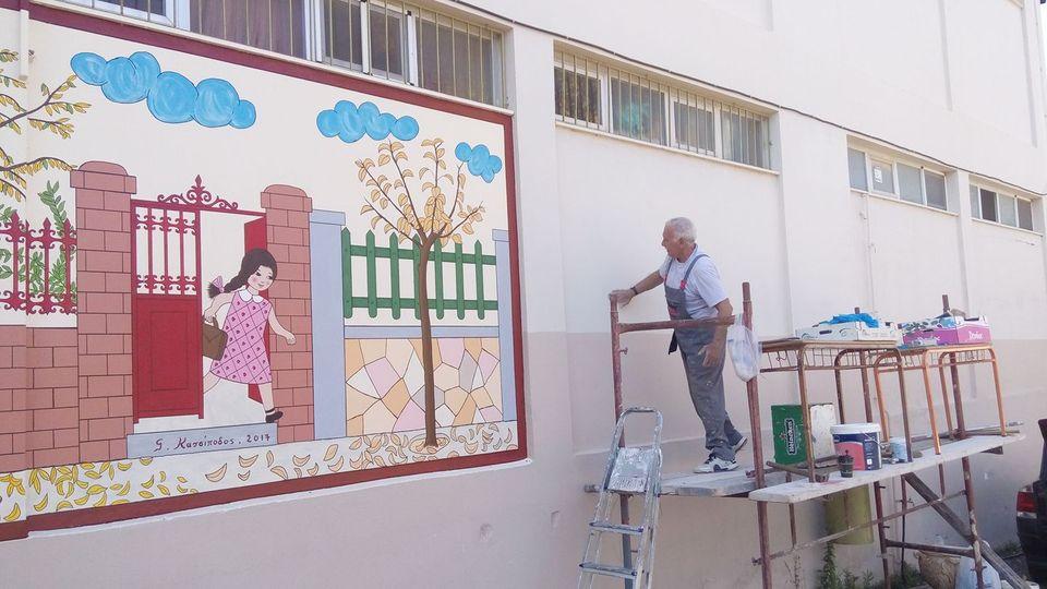 Παππούς "ζωντάνεψε" το παλιό αλφαβητάρι στους τοίχους ενός σχολείου στην Πάτρα!