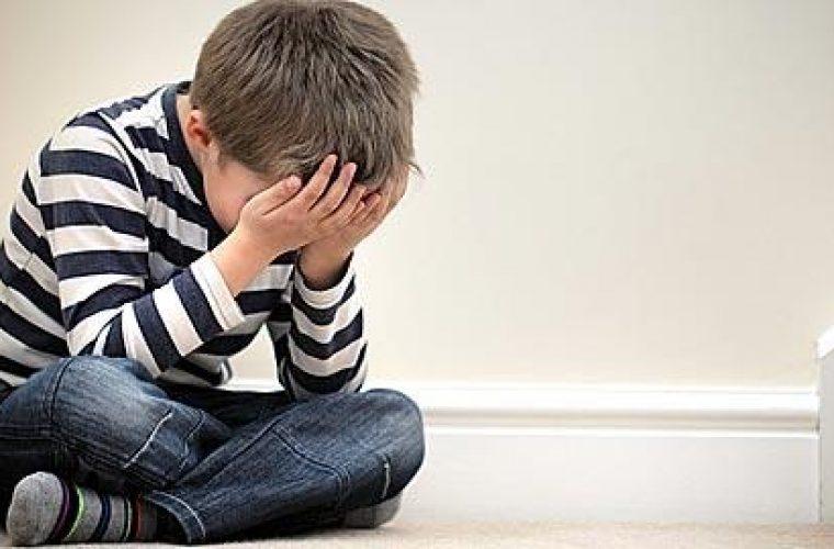Συναισθηματική παραμέληση: Τι είναι και τι συνέπειες έχει στη ζωή των παιδιών μας