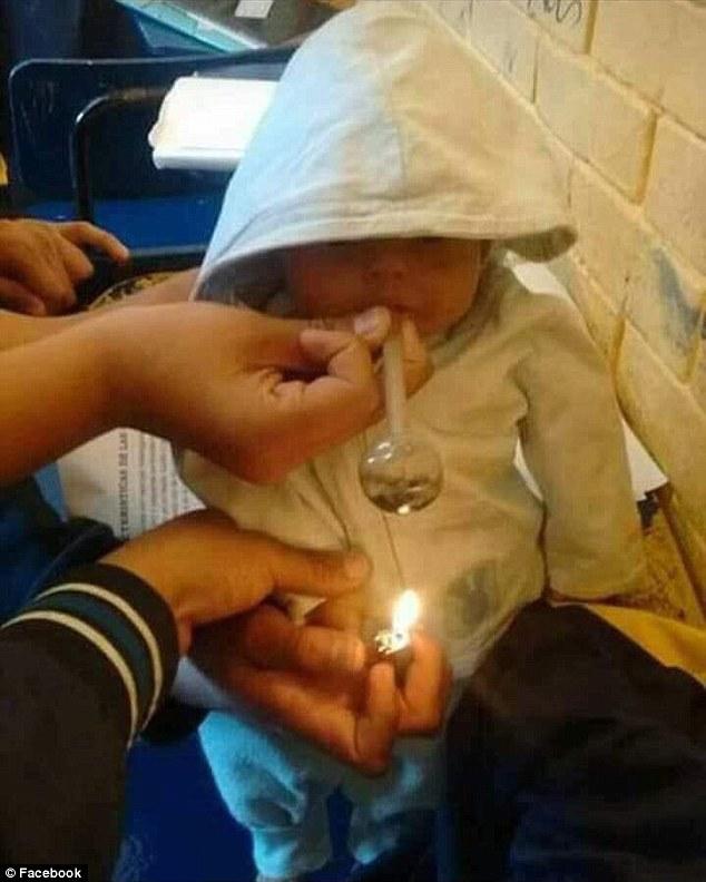 Η φωτογραφία που δείχνει ένα μωρό να αναγκάζεται να καπνίσει μία πίπα με ναρκωτικό έχει προκαλέσει την οργή του διαδικτύου 2 παιδι καπνισει ναρκωτικο1