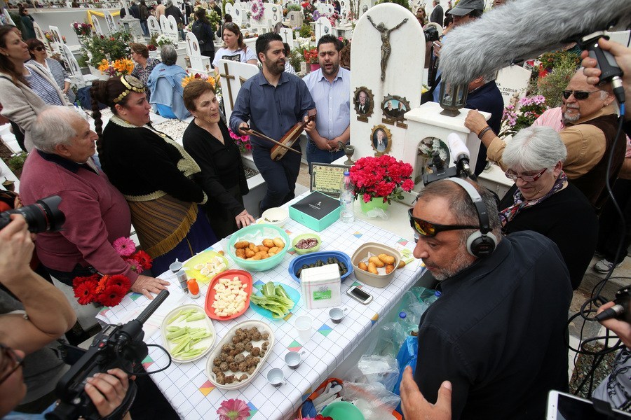 Γιατί οι Πόντιοι τρώνε στους τάφους την Κυριακή του Θωμά; (εικόνες)