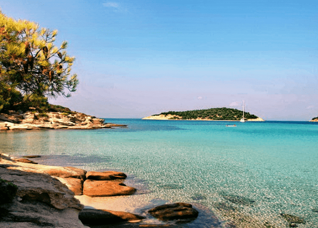 Μπάνιο κάθε μέρα: Το άγνωστο ελληνικό νησί που έχει όλο το χρόνο ζεστά νερά και καθόλου κύμα (Pics)