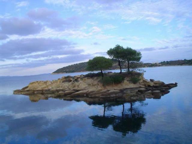 Μπάνιο κάθε μέρα: Το άγνωστο ελληνικό νησί που έχει όλο το χρόνο ζεστά νερά και καθόλου κύμα (Pics)