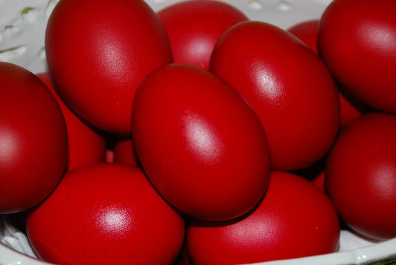 Προσοχή με τα βαμμένα αυγά – Μέχρι πόσο μένουν εκτός ψυγείου; Θα πάθετε σοκ