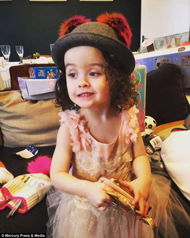 Ένα άτακτο 3χρονο κοριτσάκι μεταμορφώθηκε σε στρουμφάκι όταν βρήκε μια μπλε μπογιά για το πρόσωπο