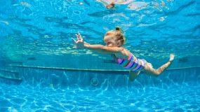 Σοκαριστικό: 4χρονη παραλίγο να πεθάνει επειδή ήπιε νερό πισίνας – Τι είναι ο ξηρός πνιγμός