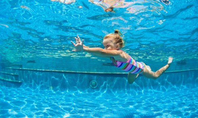Σοκαριστικό: 4χρονη παραλίγο να πεθάνει επειδή ήπιε νερό πισίνας – Τι είναι ο ξηρός πνιγμός