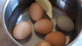 Θα πάθετε πλάκα: Βράζει αυγά και ρίχνει μέσα μια φέτα λεμόνι! (Video)