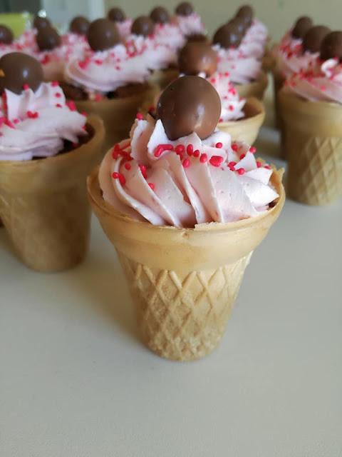 Πεντανόστιμα Cupcakes φράουλας με κομμάτια kiss σε χωνάκια παγωτού !!!