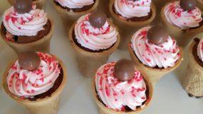 Πεντανόστιμα Cupcakes φράουλας με κομμάτια kiss σε χωνάκια παγωτού  !!!