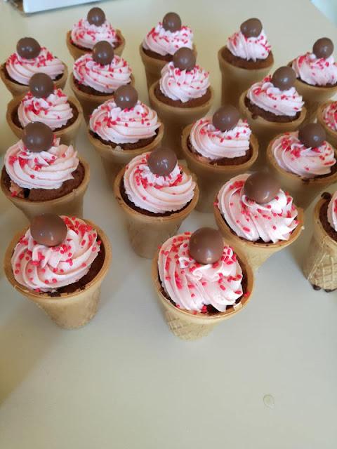 Πεντανόστιμα Cupcakes φράουλας με κομμάτια kiss σε χωνάκια παγωτού  !!!