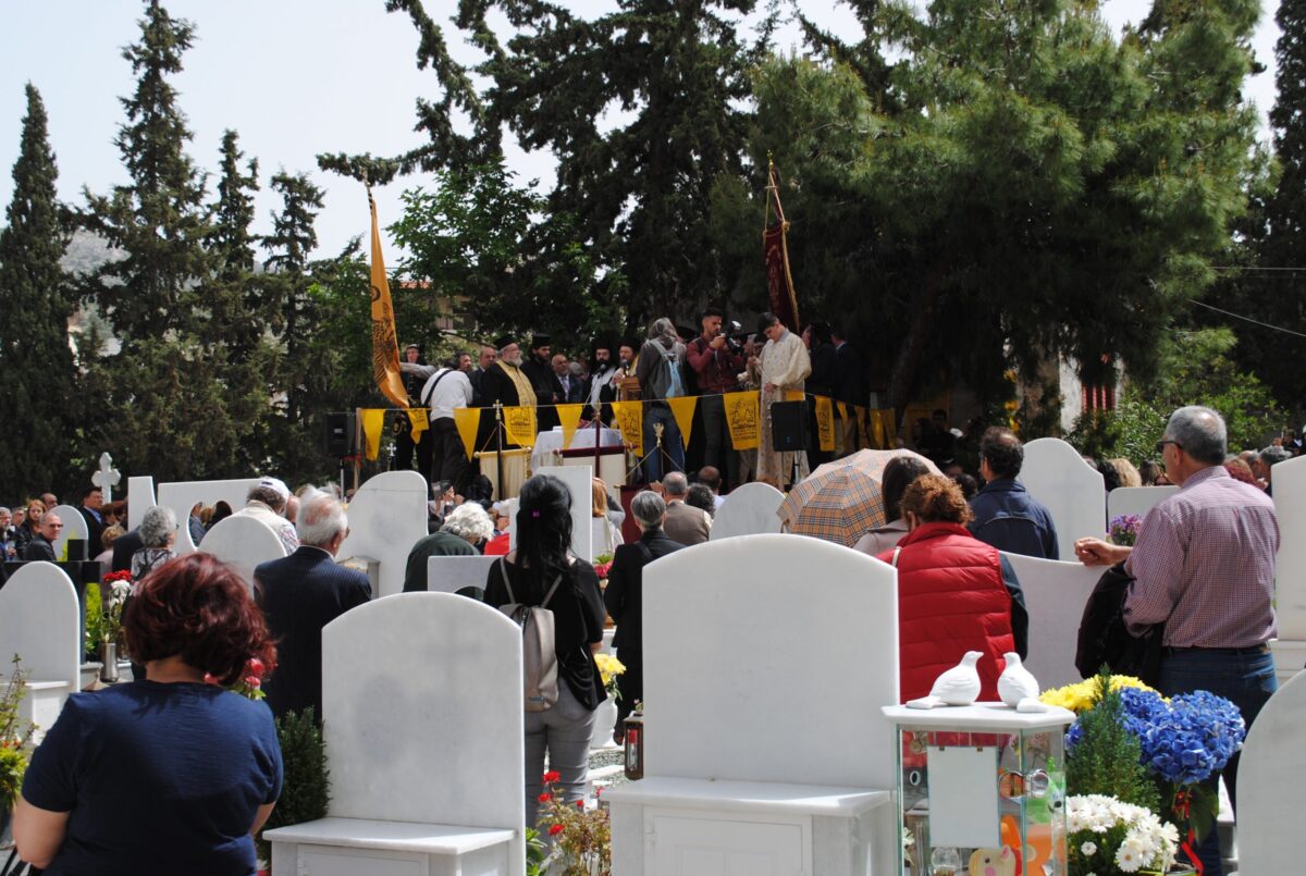 Γιατί οι Πόντιοι τρώνε στους τάφους την Κυριακή του Θωμά; (εικόνες)