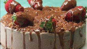 Απολαυστική τούρτα παγωτό με σοκολάτα Mars! μπορεί να φτιάξει ακόμα κι ο πιο αρχάριος της παρέας