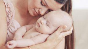 Έρευνα: Η στενή επαφή και οι αγκαλιές στη βρεφική ηλικία αλλάζουν το γενετικό μας επίπεδο
