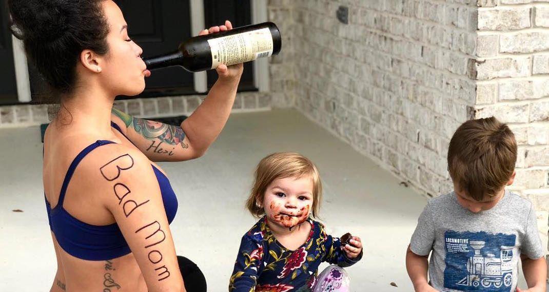 «Για αυτό είμαι υπερήφανη που είμαι "κακή μητέρα"»: Το ποστ μιας γυναίκας στο Instagram έγινε viral