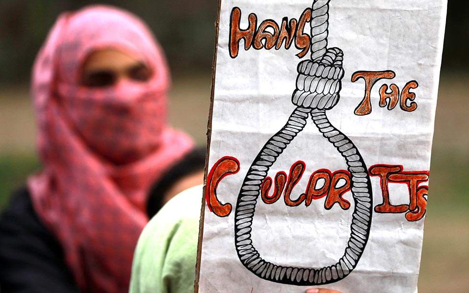 Η Ινδία επέβαλε την θανατική ποινή για τους βιαστές ανηλίκων