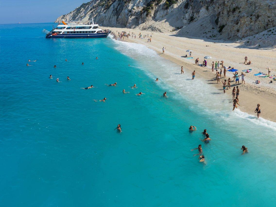 Λευκάδα: Η παραλία με τα πιο γαλάζια νερά στον κόσμο με την απέραντη ομορφιά!