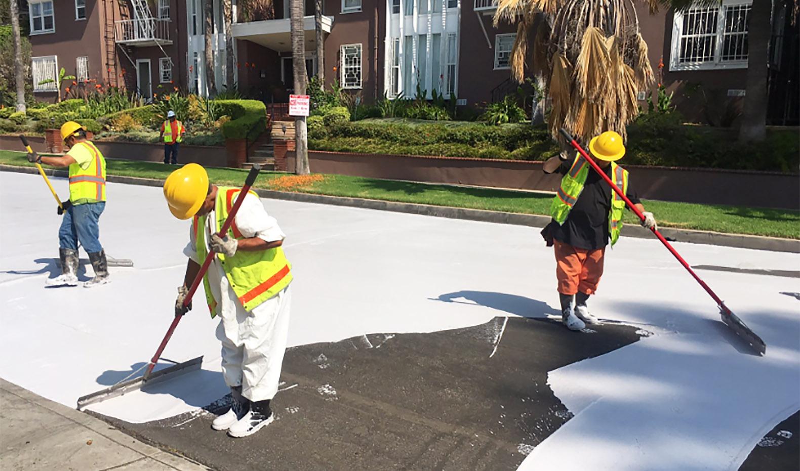 Λος Άντζελες: Βάφουν τους δρόμους με λευκό χρώμα για να καταπολεμήσουν τις υψηλές θερμοκρασίες στην πόλη