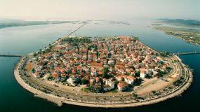 Η μικρή Βενετία της Ελλάδας: Το μικρό νησάκι καταμεσής της λιμνοθάλασσας που εντυπωσιάζει