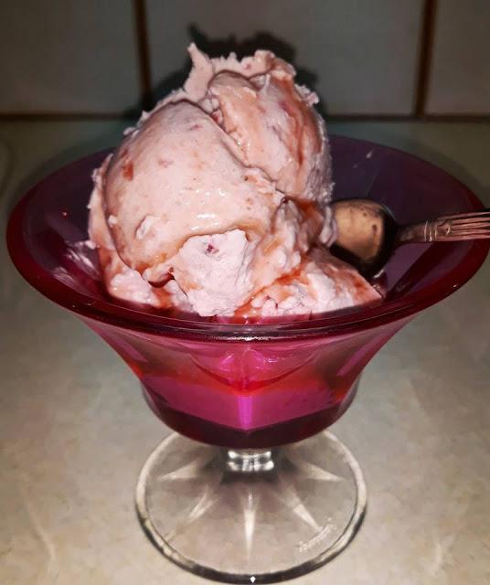 Ελαφρύ Παγωτό γιαούρτι με γεύση φράουλα!!