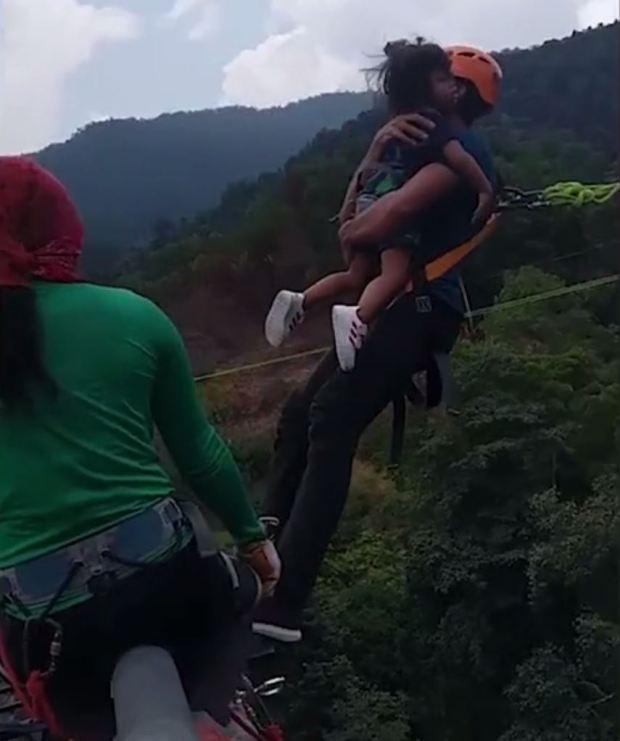 Πατέρας αγκαλιάζει σφιχτά την 2 ετών κόρη του και κάνει μπάντζι τζάμπινγκ