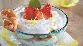 Πεντανόστιμο Trifle με κουλουράκια πασχαλινά, μους λεμονιού και φράουλες