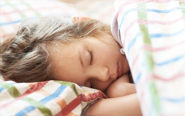 Τα παιδιά κοιμούνται καλύτερα όταν έχουν καθορισμένη ώρα για ύπνο σύμφωνα με έρευνα