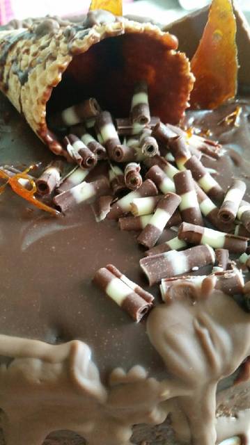 Εκπληκτική Τούρτα πραλίνα φουντουκιού, σιρόπι καραμέλας και γλάσο σοκολάτα
