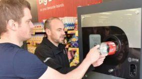 Εκπληκτικό! Βρετανικό σούπερμαρκετ πληρώνει τους πολίτες του για να ανακυκλώνουν τα πλαστικά μπουκάλια